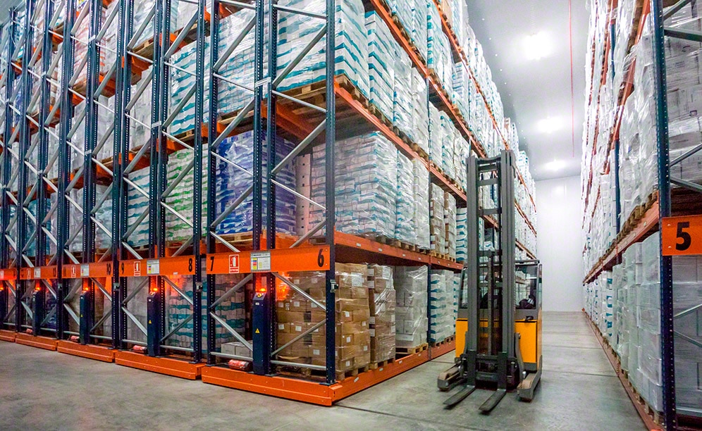 Las Movirack son especialmente útiles en cámaras de congelación ya que disminuyen el consumo de energía para generar frío al distribuir ese frío entre un mayor número de tarimas almacenadas