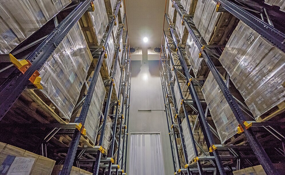 Las estanterías compactas ‘drive-in’ en las tres cámaras de congelación ofrecen una capacidad de almacenaje superior a los 3.400 palets con los productos de más consumo