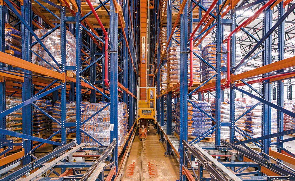 La capacidad de almacenaje supera los 6.000 pallets de 1.000 x 1.200 mm