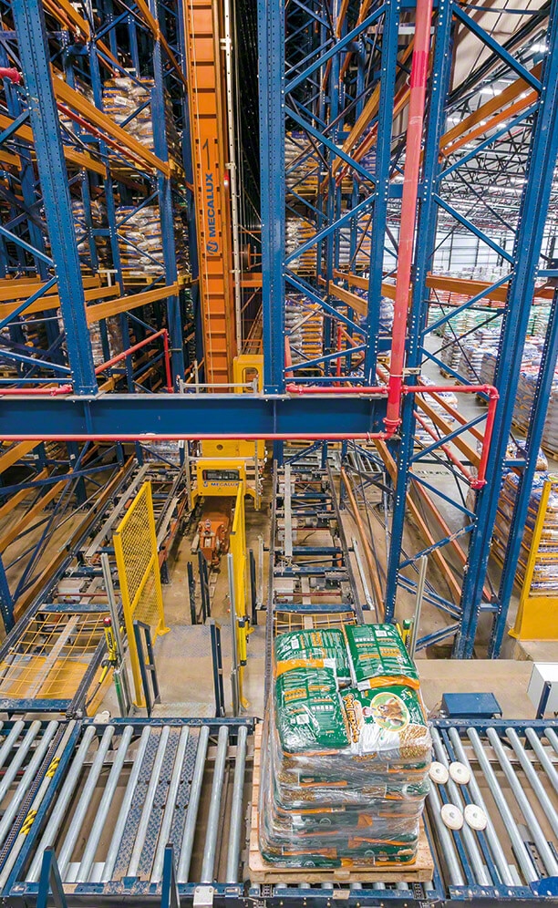 Un circuito de transportadores de rodillos se encarga de las entradas y salidas de la mercancía de forma automática