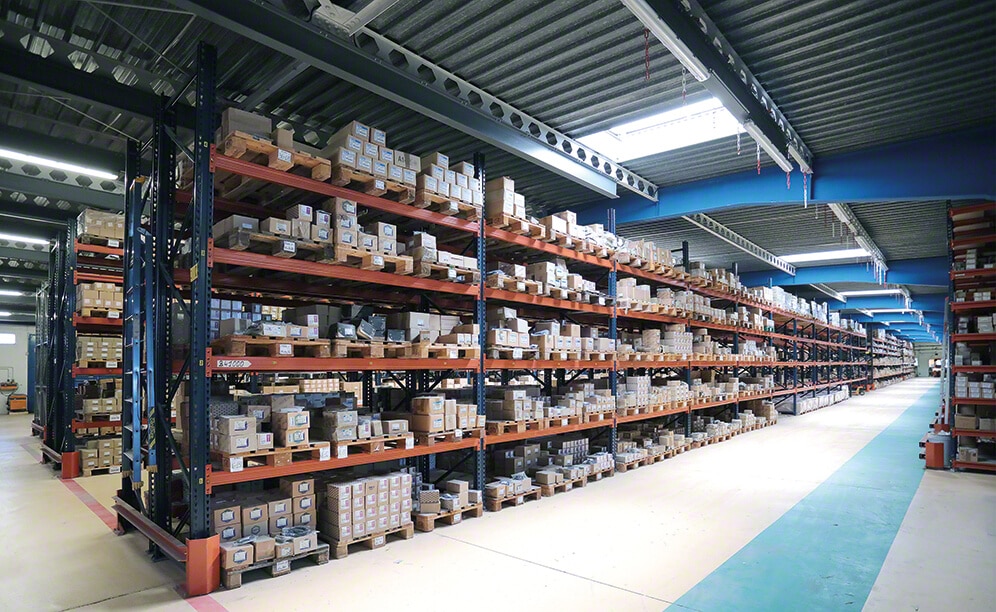En las estanterías para picking de cargas medias, de 10 m de largo y 4 m de alto, se preparan los pedidos de los productos de menor tamaño