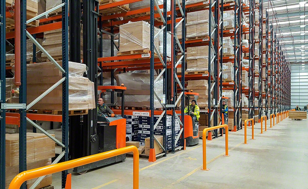 Nuevo almacén de Dwell & DFS con racks selectivos para mobiliario y decoración Nuevo almacén de Dwell & DFS con racks selectivos para mobiliario y decoración