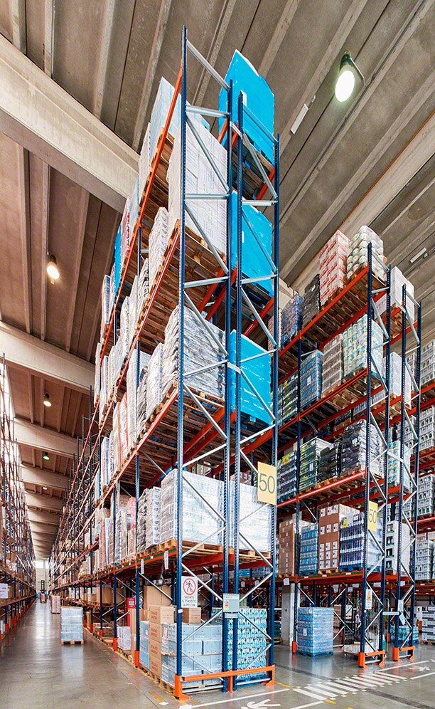 Mecalux ha equipado el almacén con racks selectivos de 10,5 m de altura y 116 m de longitud