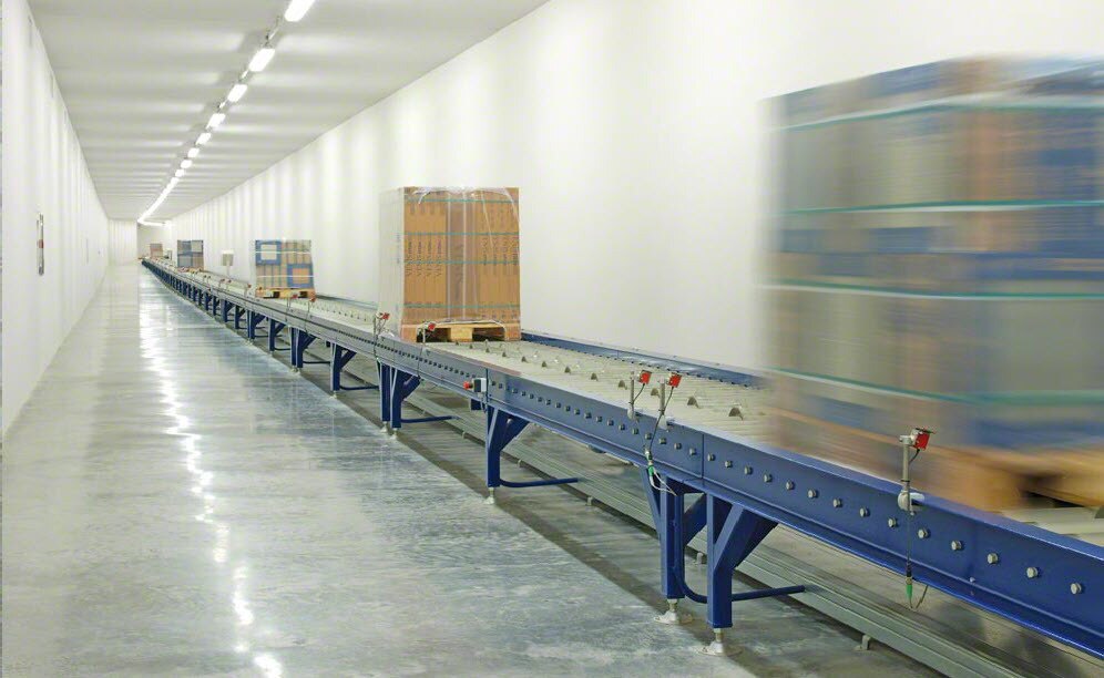 Un túnel subterráneo con 1 km de transportadores conecta el centro de producción con el silo