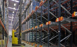 Los racks compactos con Pallet Shuttle instalados en Luís Simões están servidos por montacargas retráctiles