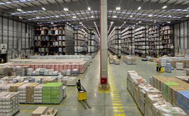 El almacén A combina el sistema compacto semiautomático Pallet Shuttle con rack selectivo