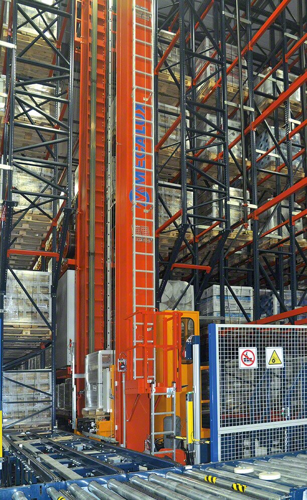 En cada pasillo, los transelevadores garantizan un flujo constante de productos sin la intervención de operarios