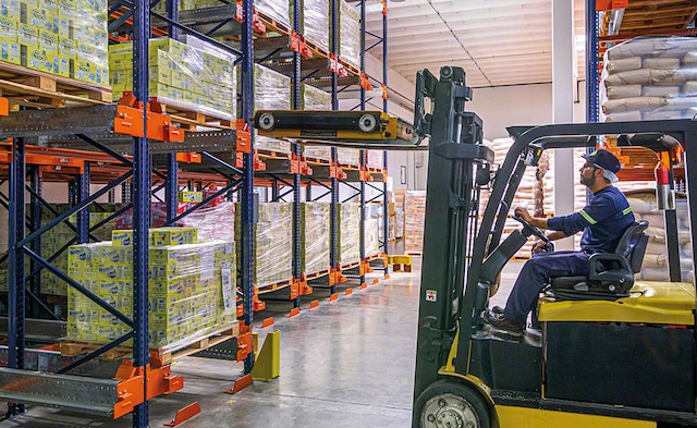 El carro motorizado de Nestlé introduce y extrae las tarimas de sus ubicaciones