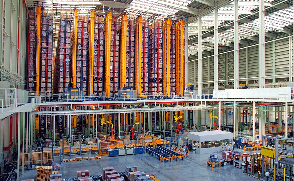El almacén de Venis tiene unas dimensiones de 160 m de longitud y 31 m de altura. En total, la capacidad de almacenaje obtenida es de 65.320 tarimas