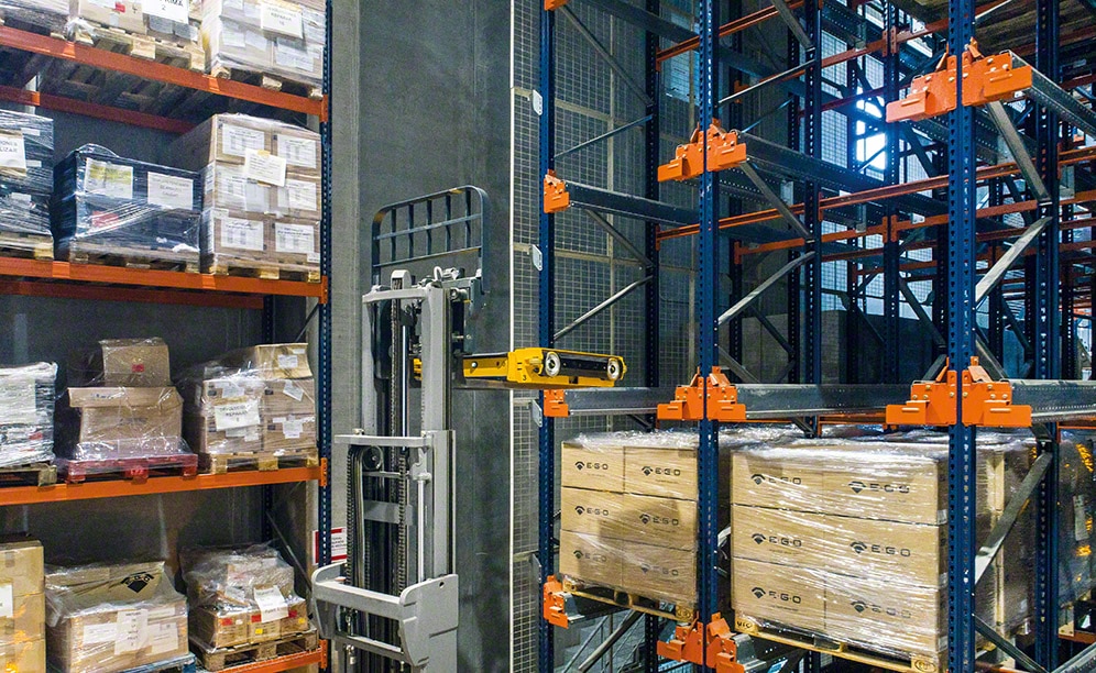 El bloque con el sistema Pallet Shuttle semiautomático está compuesto por 25 canales de 14 m de longitud capaces de alojar 16 tarimas en profundidad