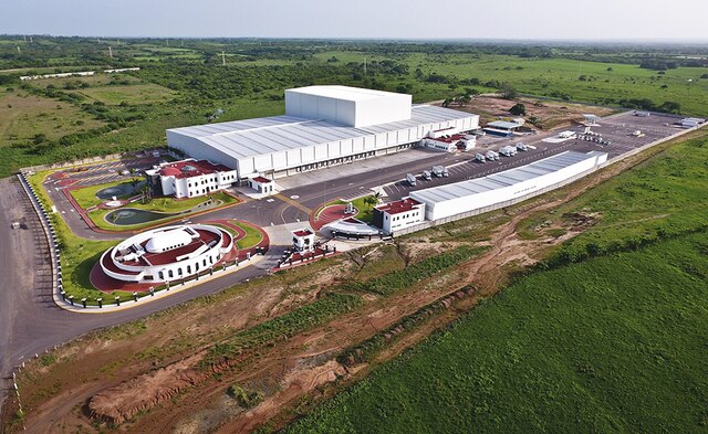 Sobre una superficie de 4.610 m², Mecalux ha construido un almacén automático autoportante de aproximadamente 30 m de altura y una capacidad para más de 28.000 palets