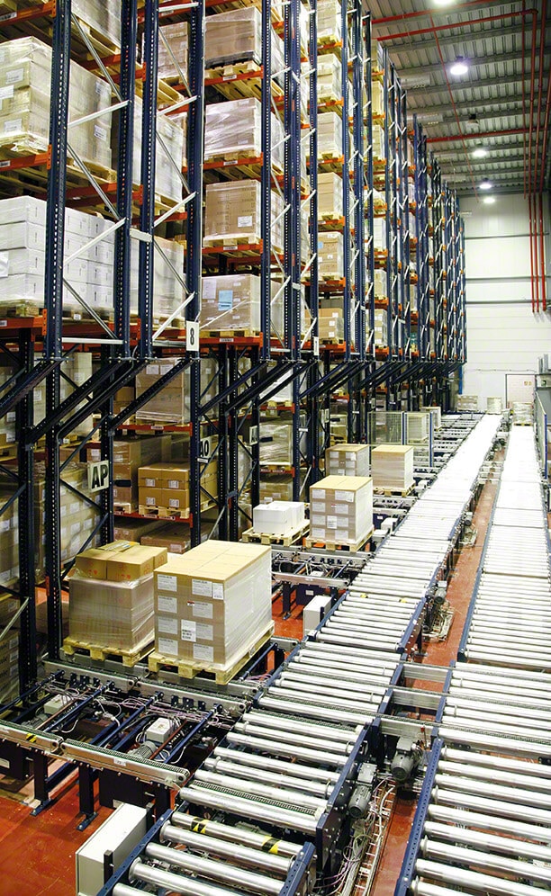Mecalux planteó soluciones relacionadas con el empleo de transportadores automáticos de rodillos y cadenas para eliminar todos los movimientos que realizaban los montacargas contrapesados dentro del almacén