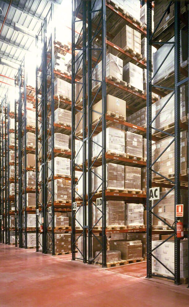 Fases 1 y 2: almacén con capacidad para 12.900 tarimas de 800 x 1.200 mm formado por diez pasillos con estanterías de 15 m de altura