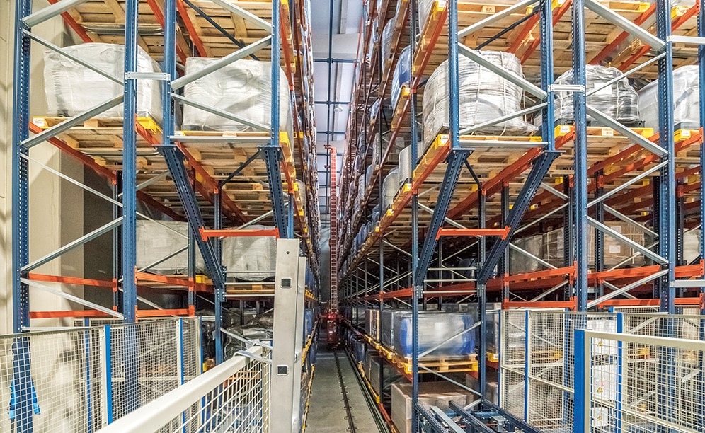 Mecalux ha construido un almacén automático para la empresa química Trumpler, compuesto por dos pasillos con estanterías de doble profundidad a ambos lados