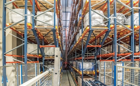 El fabricante de productos químicos Trumpler construye un almacén automático con transelevadores y transportadores junto a su fábrica de Barcelona