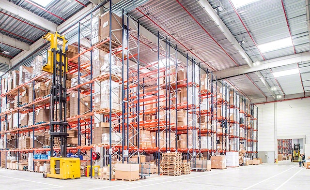 Corep cuenta con un almacén sectorizado y equipado con racks selectivos en su centro de producción de Francia