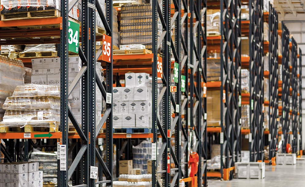 The block of double-depth pallet racking comprised of eight 77 m long aisles is allocated to store highly consumed products