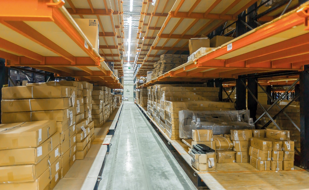 Los racks cantilever instalados en el almacén de Grupo Ramos, de 32 m de longitud, 10 m de ancho y 11 m de alto, ocupan un espacio de 320 m²