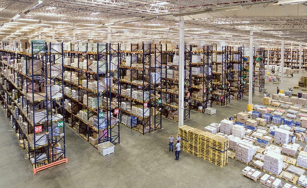 Mecalux ha proyectado un almacén con múltiples soluciones de almacenaje que permiten gestionar la gran variedad de productos que posee la compañía y optimizar de forma eficiente el espacio de la instalación