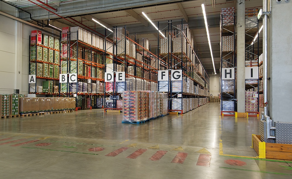 Un total de 4.800 pallets es la capacidad de almacenaje que ofrecen las siete estanterías convencionales dobles y dos simples, de 9 m de altura y 58 m de longitud, instaladas por Mecalux
