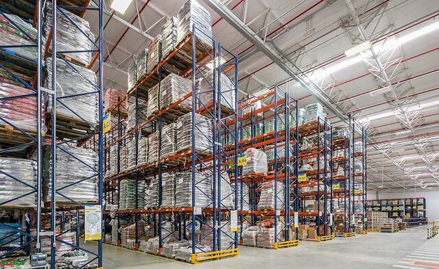 Con una altura de 9,5 m, los racks selectivos de esta zona pueden almacenar 3.808 tarimas
