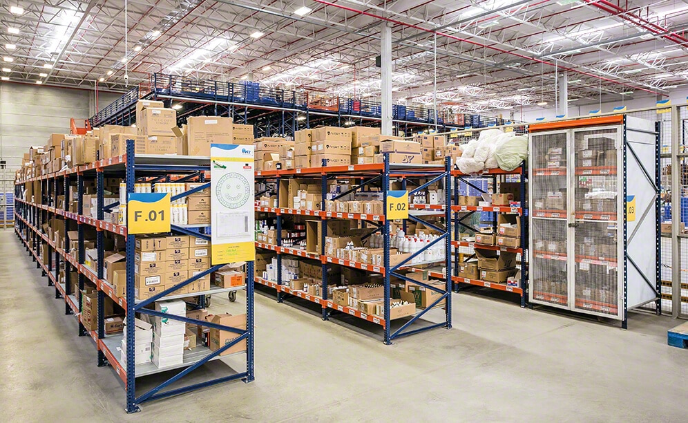 Al lado de los racks selectivos, se ha dispuesto una zona de estanterías para cargas medias y pesadas. Esta zona se compone de tres pasillos de estanterías metálicas de cuatro niveles de almacenaje y dos estanterías de cinco niveles instaladas en uno de los extremos