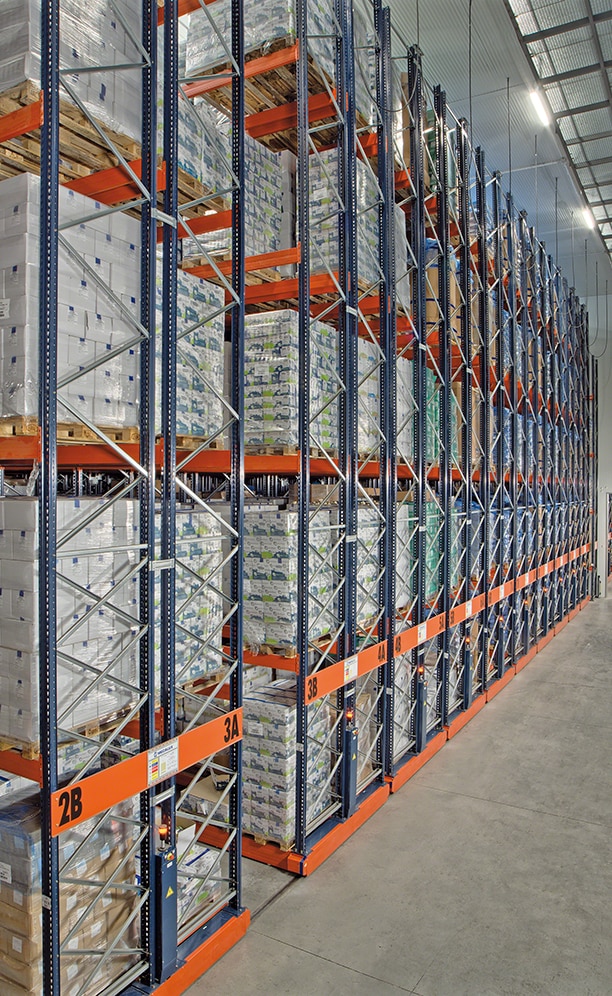 Mecalux equipó el nuevo almacén frigorífico de 3.000 m² con 22 estanterías móviles de 10 m de altura y 38 m de longitud