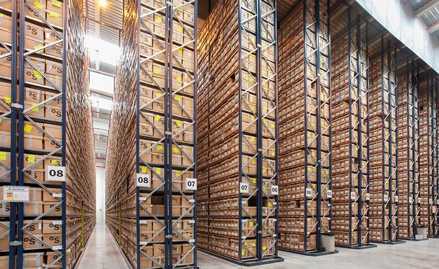 Los racks miden 11,5 m y poseen 15 niveles con capacidad para 36 cajas con documentos