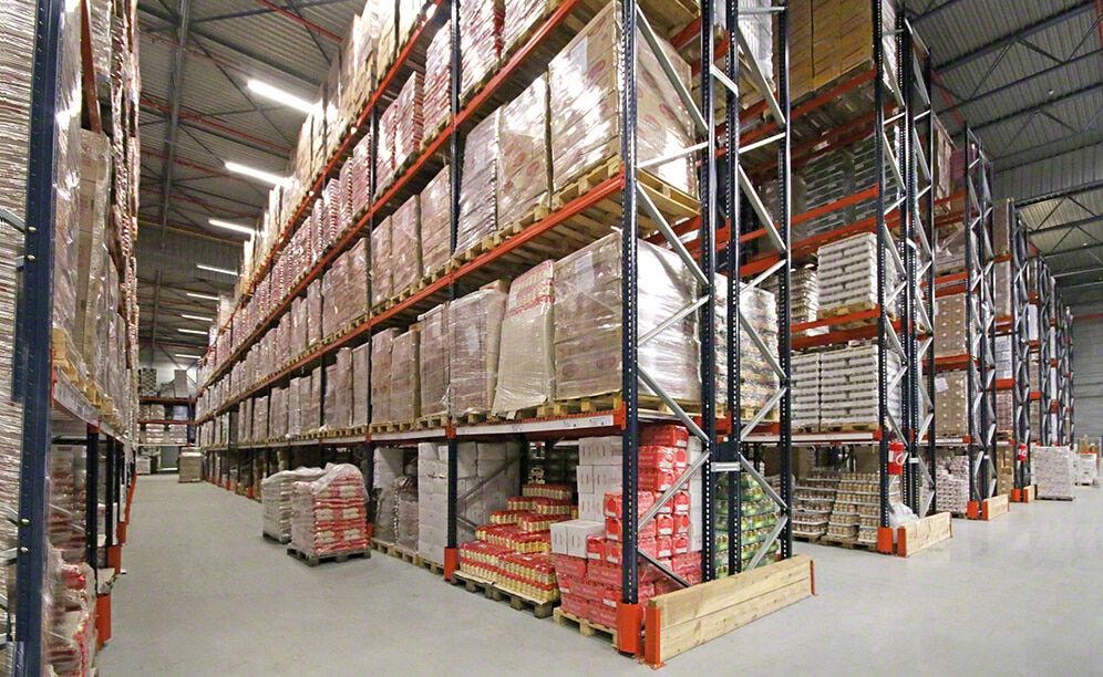 En la parte central del almacén se han instalado siete racks selectivos dobles y dos adosadas a la pared; todas ellas de 9 m de altura