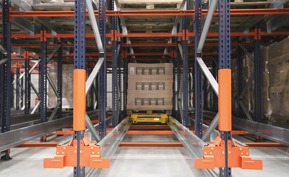 El sistema compacto Pallet Shuttle de Firat Food ofrece una capacidad de almacenaje superior a 1.500 tarimas, repartidos en 128 canales de 10 m de profundidad