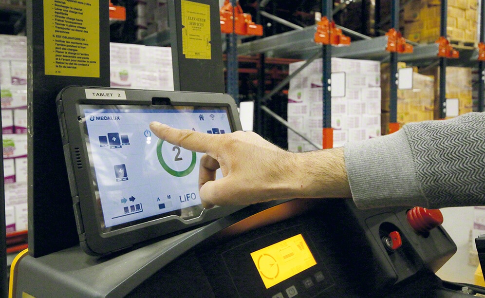 La instalación está equipada con tabletas a través de las cuales se dan las órdenes a los carros Pallet Shuttle