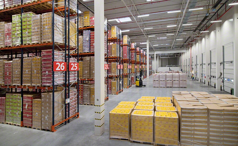 The reception and dispatch of the merchandise take place in a space enabled between the loading docks and the pallet racks