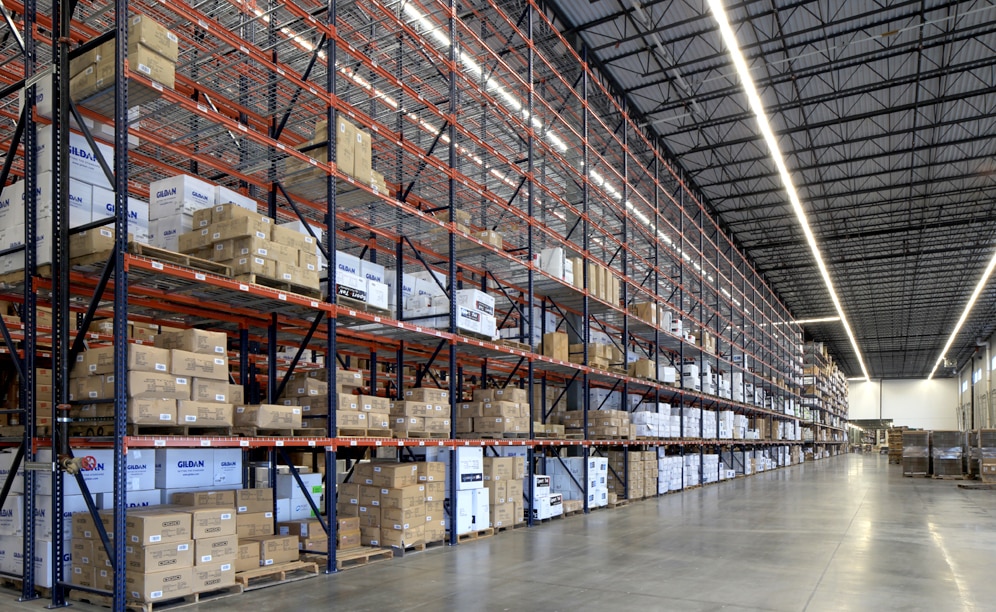 El resultado es una solución de almacenaje con racks selectivos de casi 12 metros preparados para almacenar tanto tarimas como cajas sobre estantes rejados