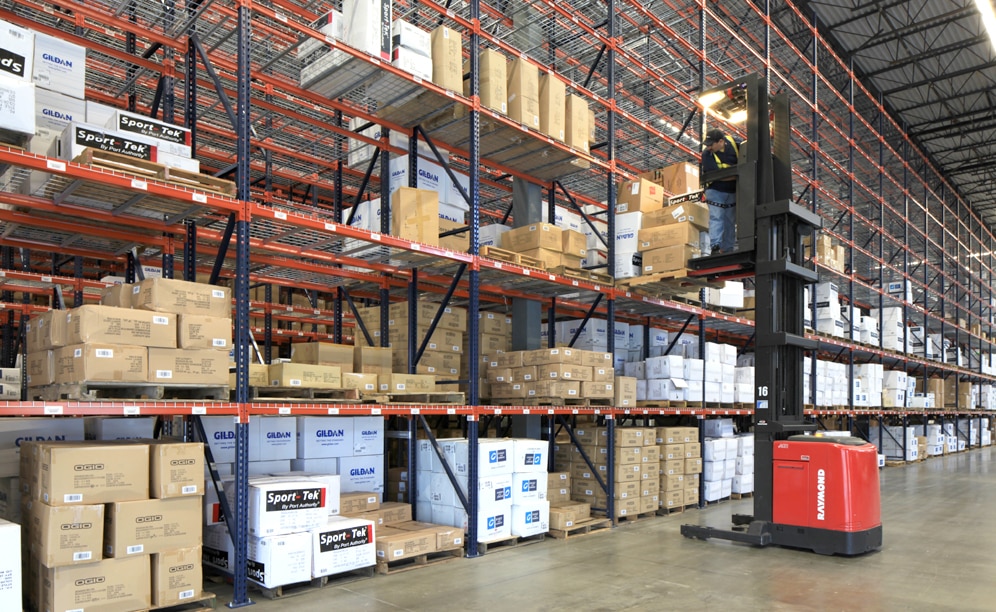 Las estanterías convencionales posibilitan el acceso directo a cada referencia, almacenando de forma segura y organizada el máximo número de unidades de carga