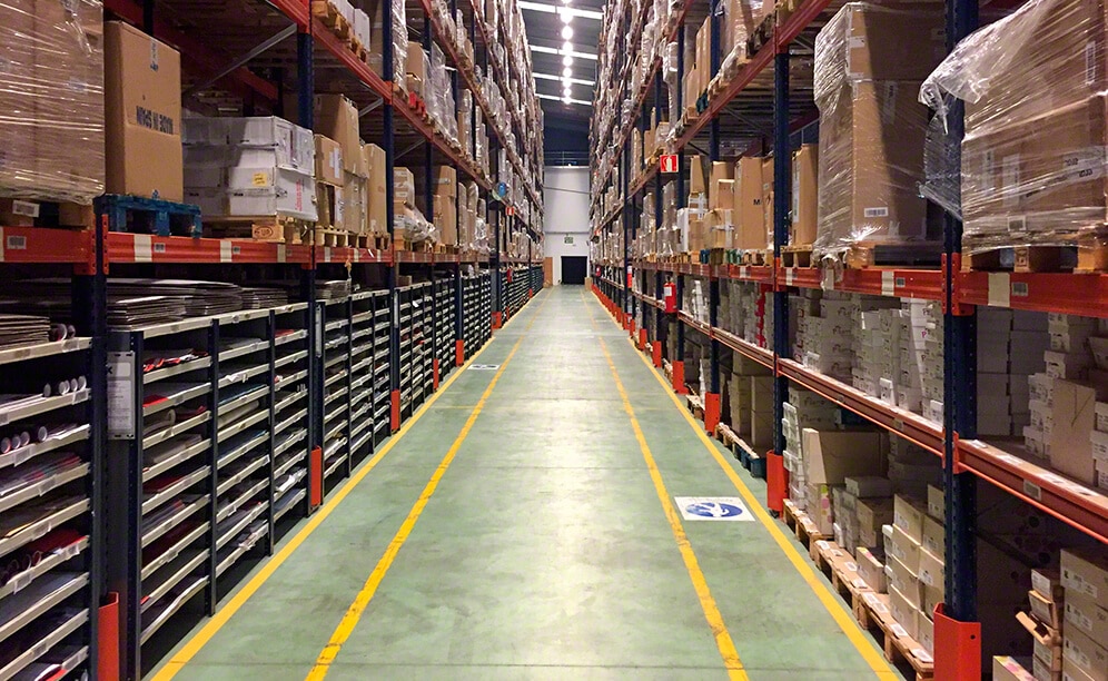 Mecalux ha equipado el almacén del operador logístico Eralogistics con racks selectivos y estanterías con pasarelas