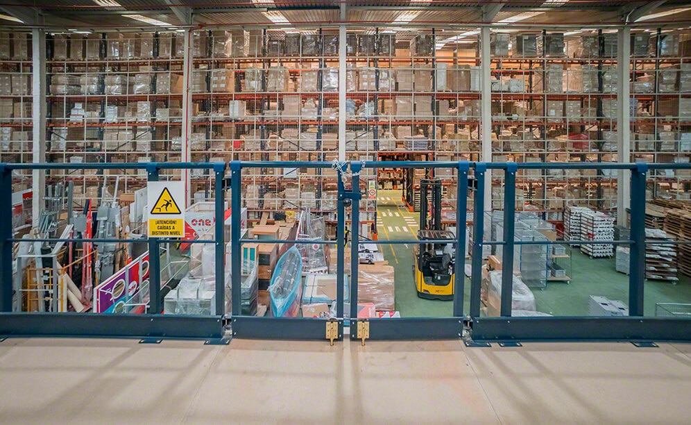 Pallet racks accommodate bulky products, with lower levels used to perform direct picking from pallets