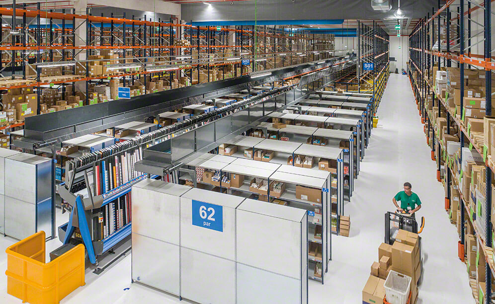 Mecalux ha suministrado todos los equipos de almacenaje que componen la instalación: racks para cargas ligeras con estantes, racks de picking dinámico y racks selectivos