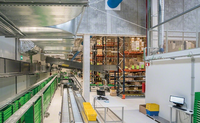 Un circuito de transportadores comunica las distintas áreas del centro y traslada los pedidos preparados hasta la zona de consolidación y expedición