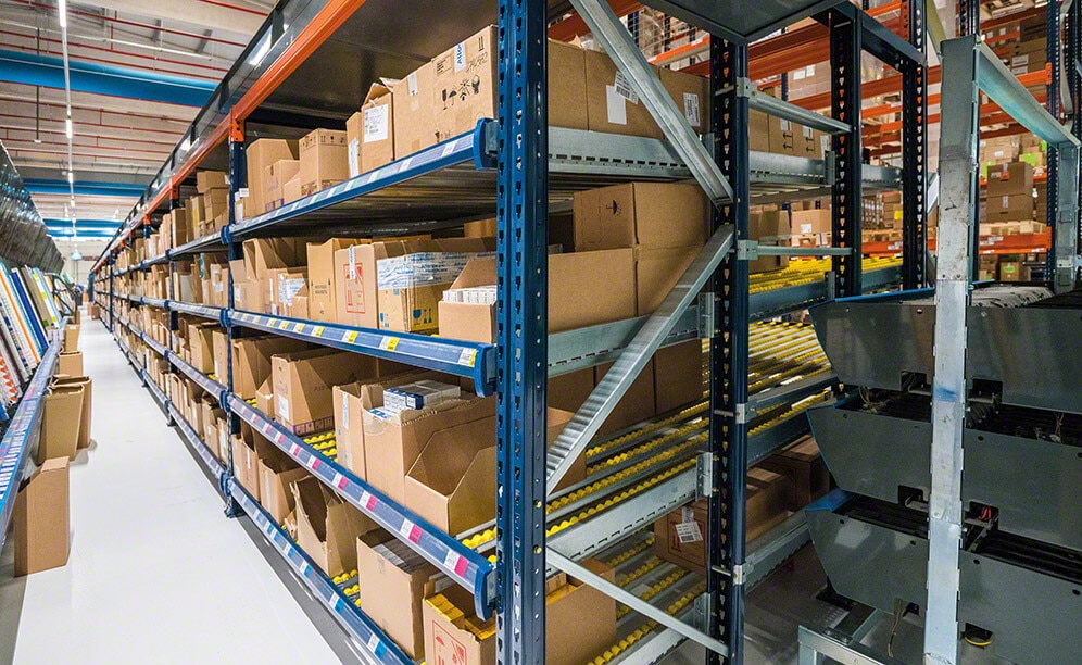 Los racks de picking dinámico están compuestos por plataformas con roldanas, poseen una ligera inclinación para que las cajas se desplacen por gravedad