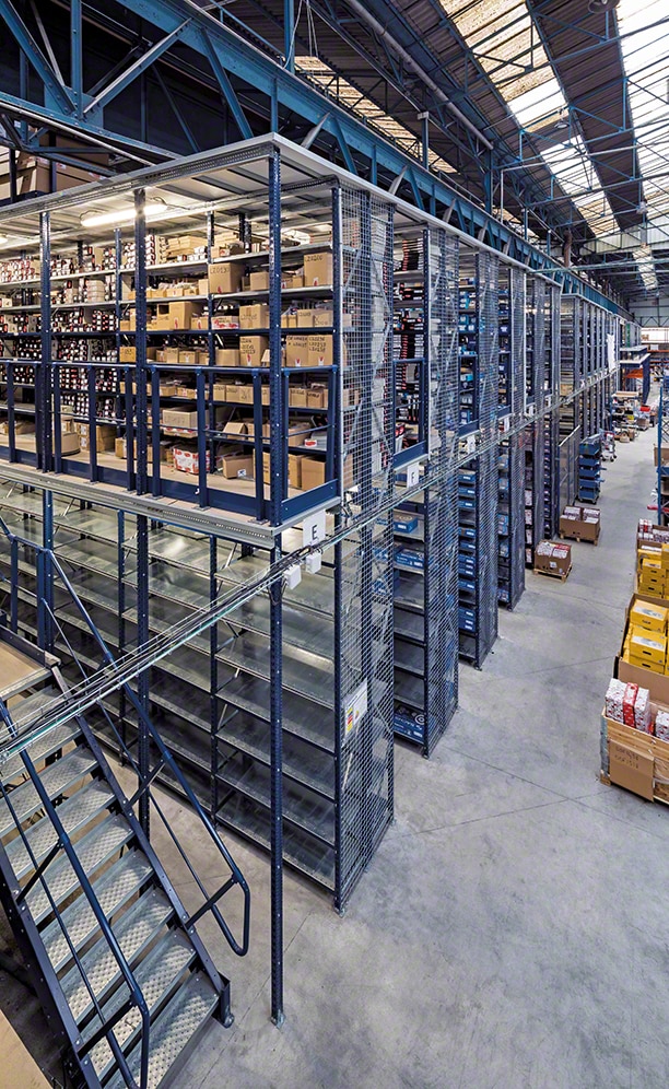 Las estanterías con pasarelas aprovechan la altura del centro logístico para maximizar el espacio disponible y obtener una mayor capacidad de almacenaje