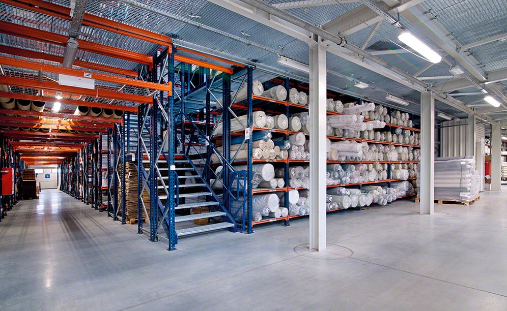 Racks para picking con pasarelas y racks cantilever aportan una óptima organización de los productos textiles del fabricante polaco Eurofirany Racks para picking con pasarelas y racks cantilever aportan una óptima organización de los productos textiles del fabricante polaco Eurofirany