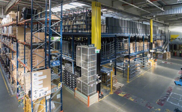 3LP S.A. posee un enorme centro logístico con capacidad para 35.000 tarimas y en el que Mecalux ha suministrado racks selectivos, racks dinámicos, una entreplanta y un bloque de picking con tres niveles de pasarelas