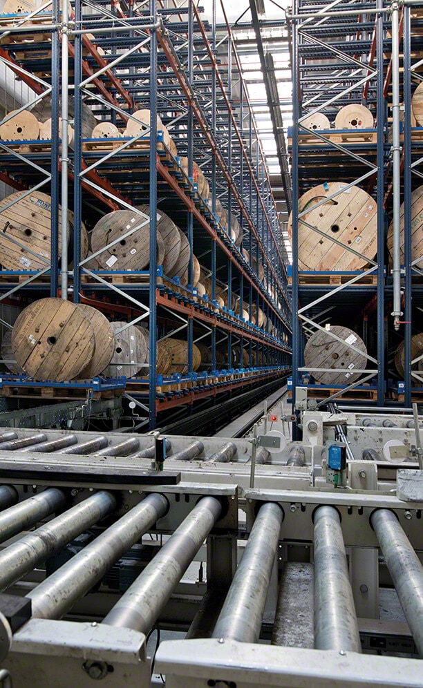 Los racks para bobinas son capaces de almacenar hasta 1.200 tarimas de un peso unitario máximo de 1.200 kg