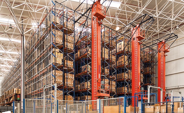 El almacén automático para tarimas está formado por tres pasillos con racks de doble profundidad colocadas a ambos lados, que permiten una capacidad de almacenaje de 2.358 tarimas