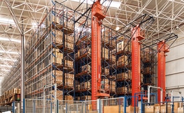 El almacén automático para tarimas está formado por tres pasillos con racks de doble profundidad colocadas a ambos lados, que permiten una capacidad de almacenaje de 2.358 tarimas