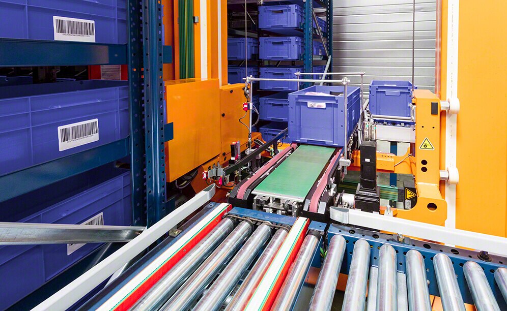 El miniload incorpora un sistema de extracción de doble caja en su cuna