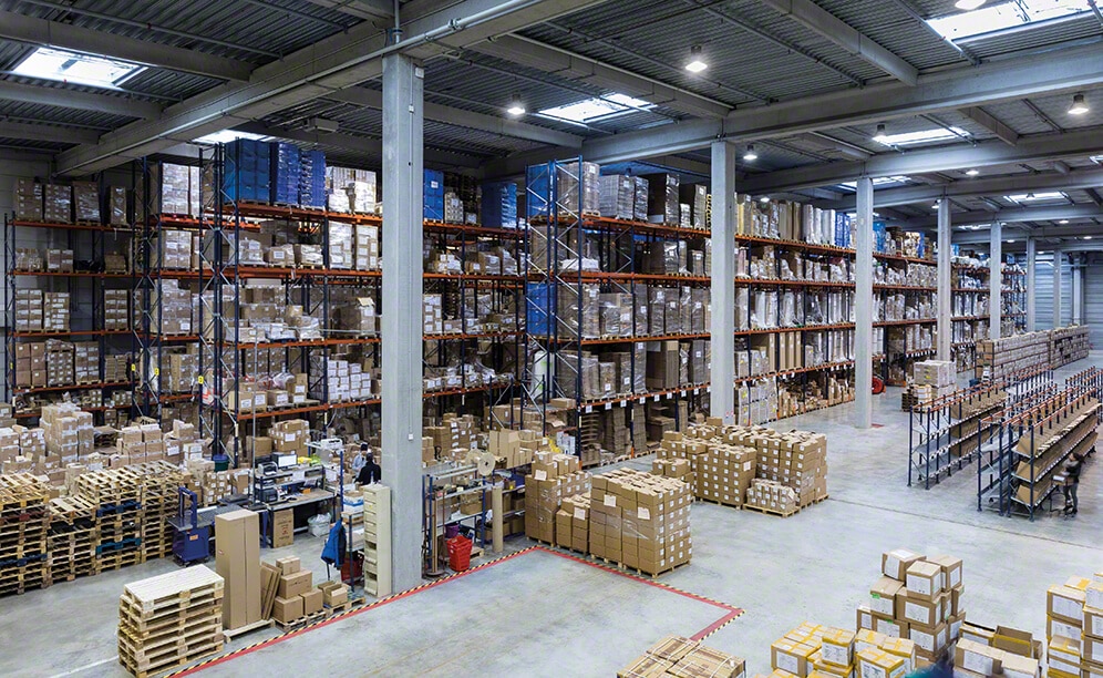 En un lateral de la instalación, se encuentran los racks selectivos, donde se aloja la mercadería de mucho volumen y la reserva de los productos con una alta rotación