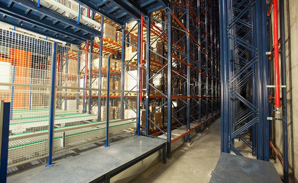 Está constituido por cinco pasillos con estanterías de simple profundidad a ambos lados con capacidad para depositar más de 10.000 tarimas