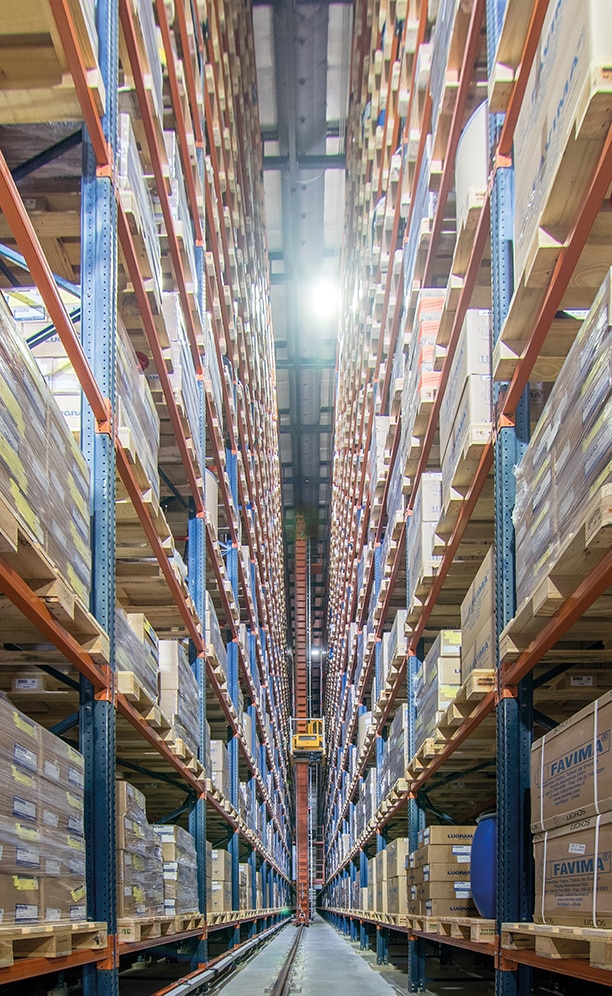 El almacén automático de Mega Pharma mide 72 m de longitud, 12 m de anchura y 24 m de altura, y se mantiene a temperatura controlada
