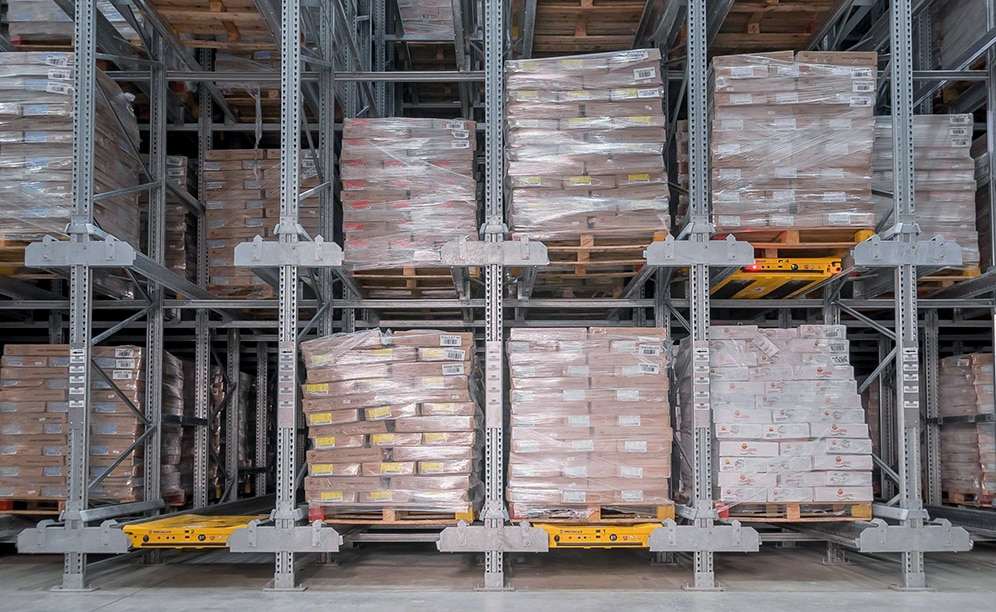 La carga y descarga de mercancía se realiza gracias a cuatro Pallet Shuttle que se desplazan por el interior de los racks